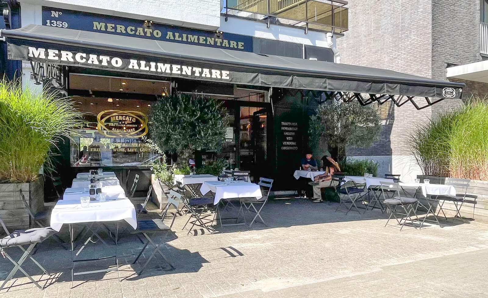 Terrasse du traiteur/restaurant Mercato Alimentare