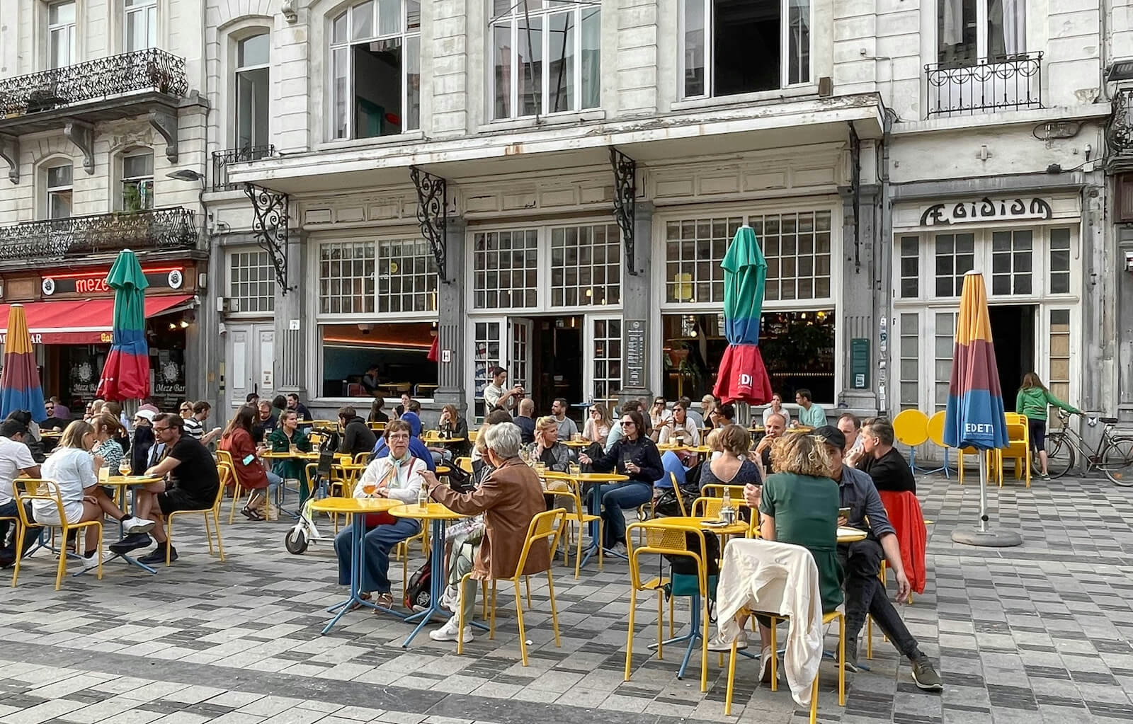 terrasse d'un café du parvis de Saint-Gilles